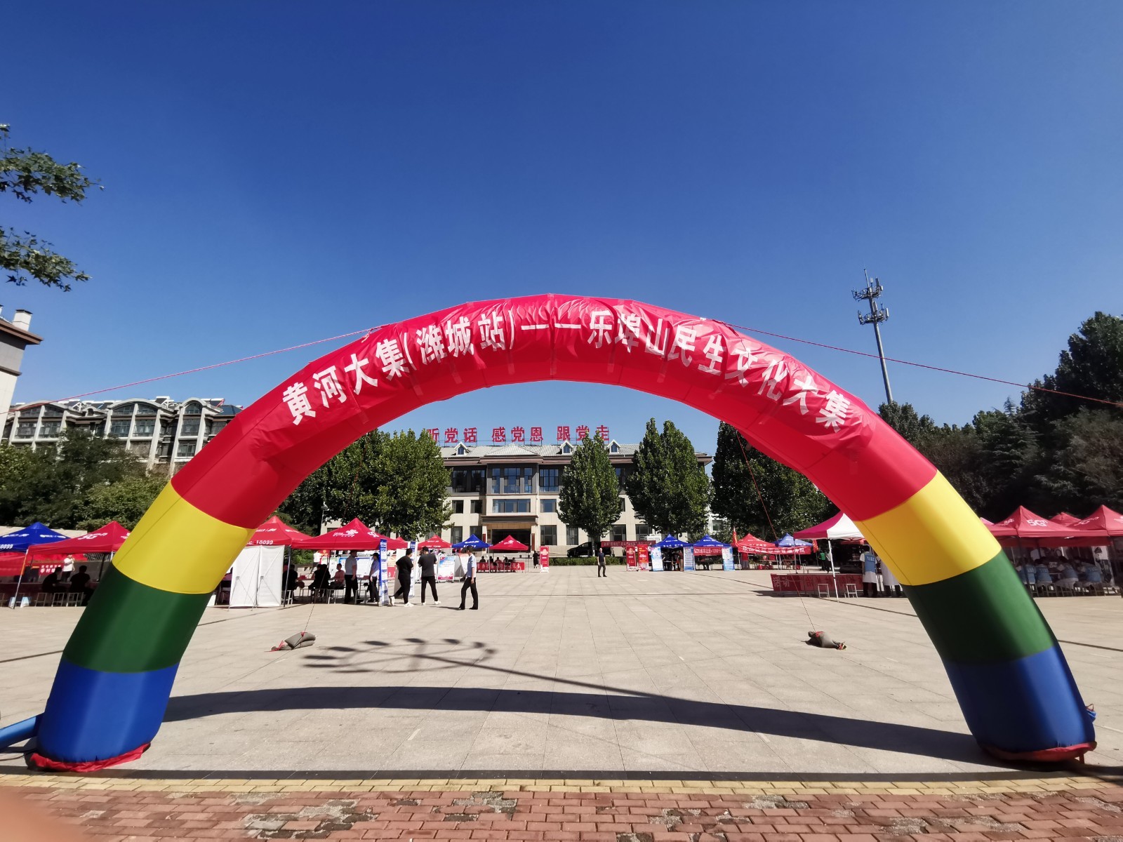 政府“摆摊” 群众“赶集”——潍城这场“黄河大集”搭建起便民惠民新平台